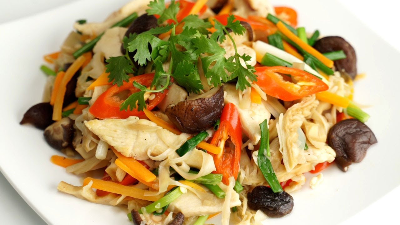 Ức gà xào nấm 
